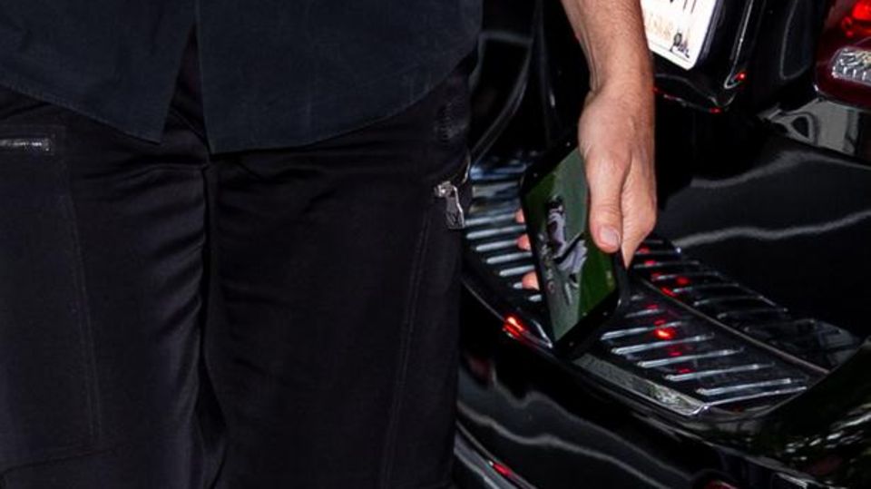 Bradley Cooper mit Live-Stream der Eagles in der Hand.