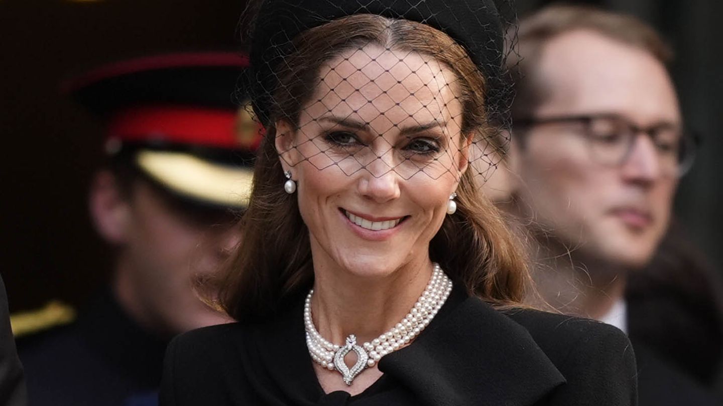Royaler-Schmuck-Bei-Beerdigung-von-Herzogin-Katharine-ehrt-sie-eine-andere-verstorbene-Royal
