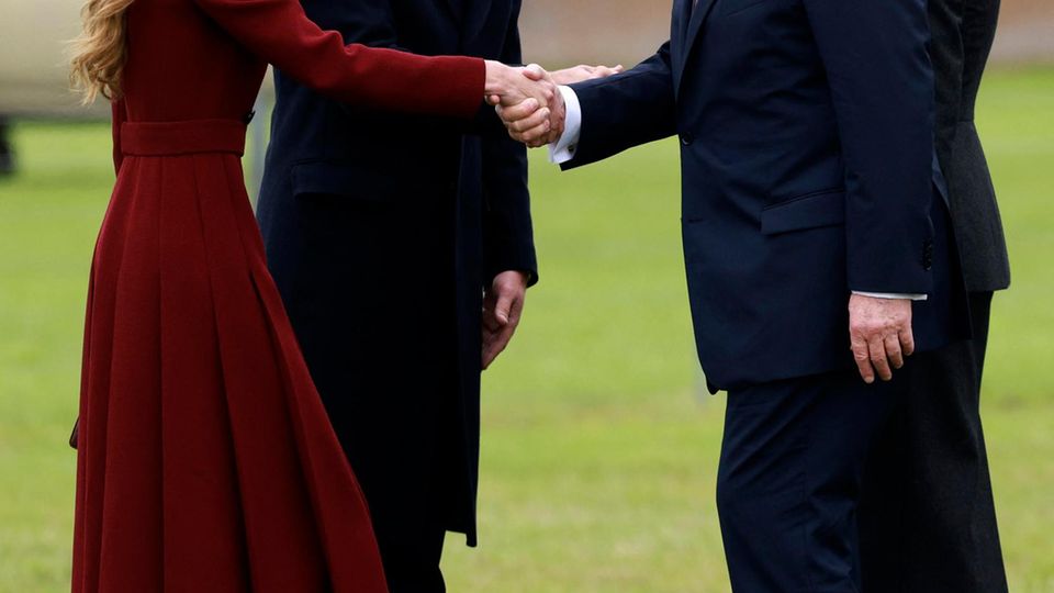 Die Begrüßung zwischen Donald sowie Melania Trump und Prinz William sowie Catherine, Princess of Wales, fällt herzlich aus.
