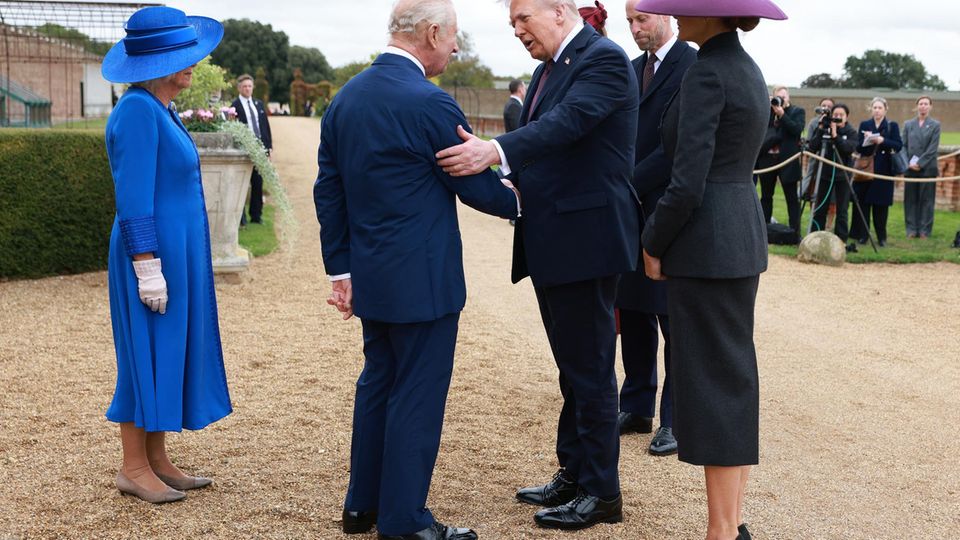 Eine ebenfalls herzliche Begrüßung: Das Königspaar trifft auf Donald und Melania Trump.