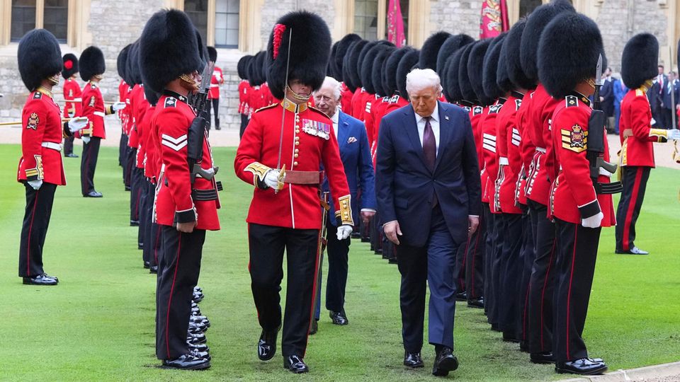 König Charles lässt Donald Trump den Vortritt.