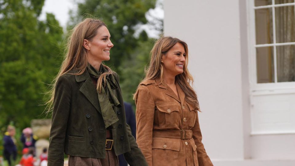 Die seitliche Aufnahme zeigt, dass Kate aufgrund der hohen Wildlederstiefel größer aussieht.