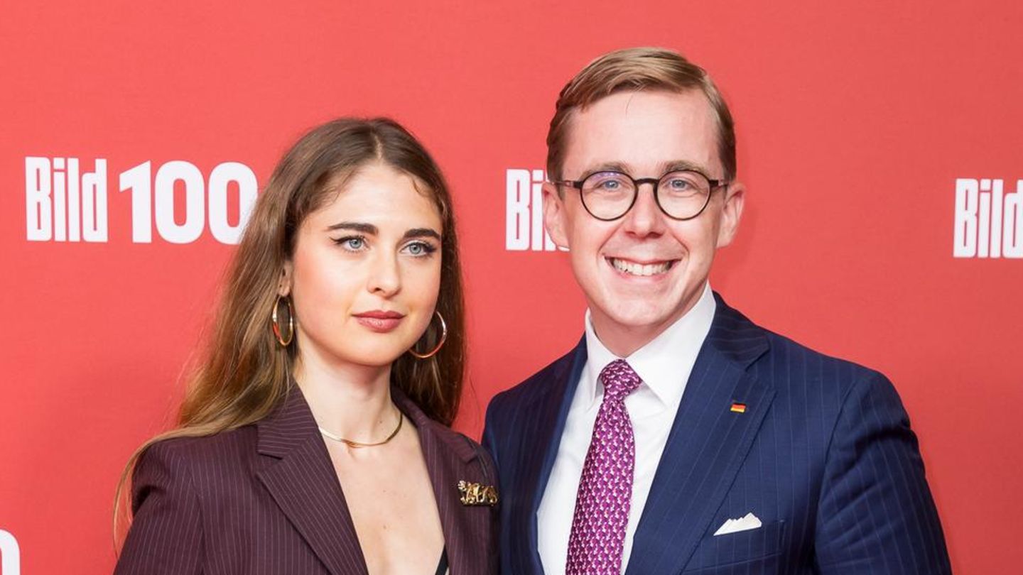 Philipp Amthor CDU Politiker Feiert Red Carpet Deb t Mit Neuer Philipp Amthor CDU Politiker Feiert Red Carpet Deb t Mit Neuer