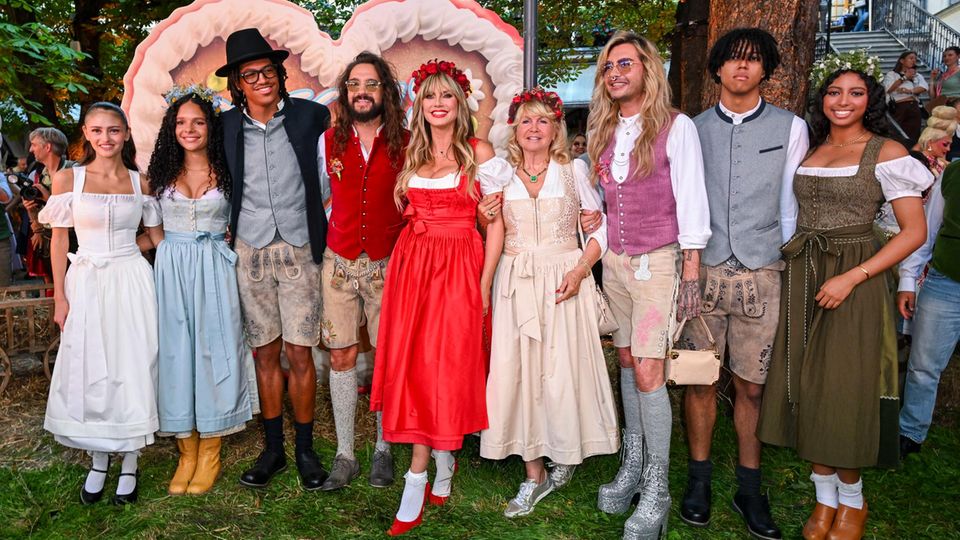 Beim "Heidifest" ist die gesamte Familie Klum vertreten. Die Gastgeberin sticht in Rot heraus. 