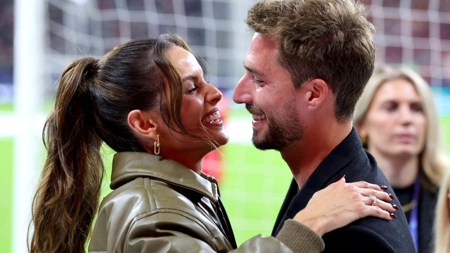 Style-am-Spielfeldrand-Seinen-Abschied-feiern-das-Topmodel-und-der-Torh-ter-mit-Style-