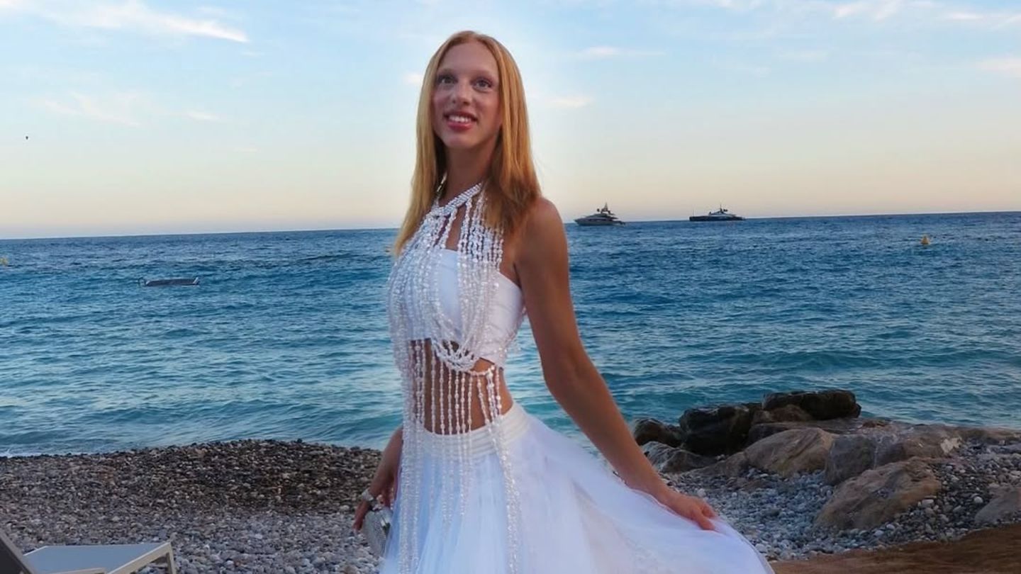Modischer-Fauxpas-Anna-Ermakova-wird-bei-fremder-Hochzeit-im-wei-en-Kleid-selbst-zur-Braut