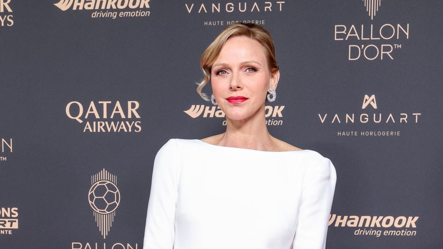 Fashion-Looks-Im-wei-en-Kleid-und-knallroten-Lippen-ist-sie-der-Stars-der-Ballon-d-Or-Verleihung