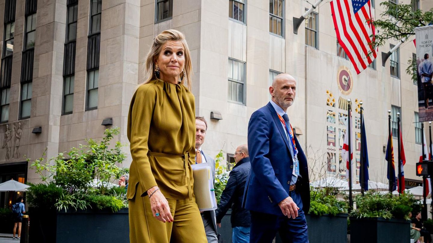 K-nigin-M-xima-Sie-erobert-die-Stra-en-von-New-York-im-modernen-Businesslook