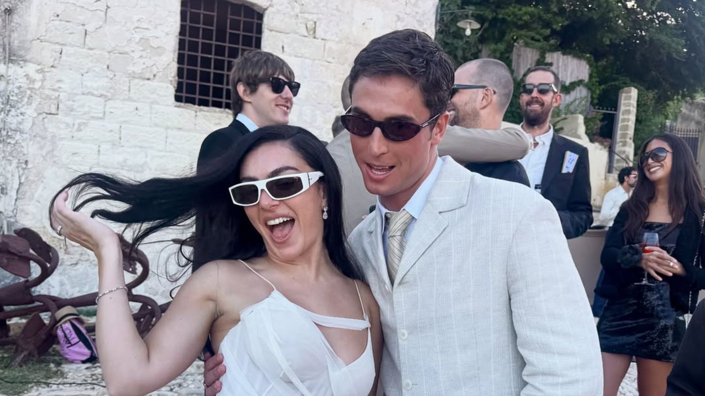 Charli-XCX-Charli-XCX-teilt-erste-Bilder-ihrer-zweiten-Hochzeit-und-die-haben-es-in-sich