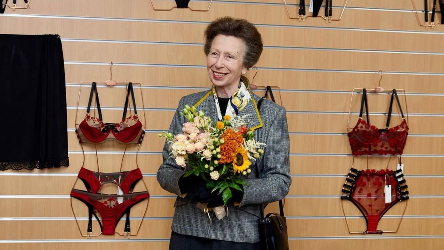 Prinzessin-Anne-Prinzessin-Anne-posiert-inmitten-von-Dessous-und-wird-im-Netz-gefeiert