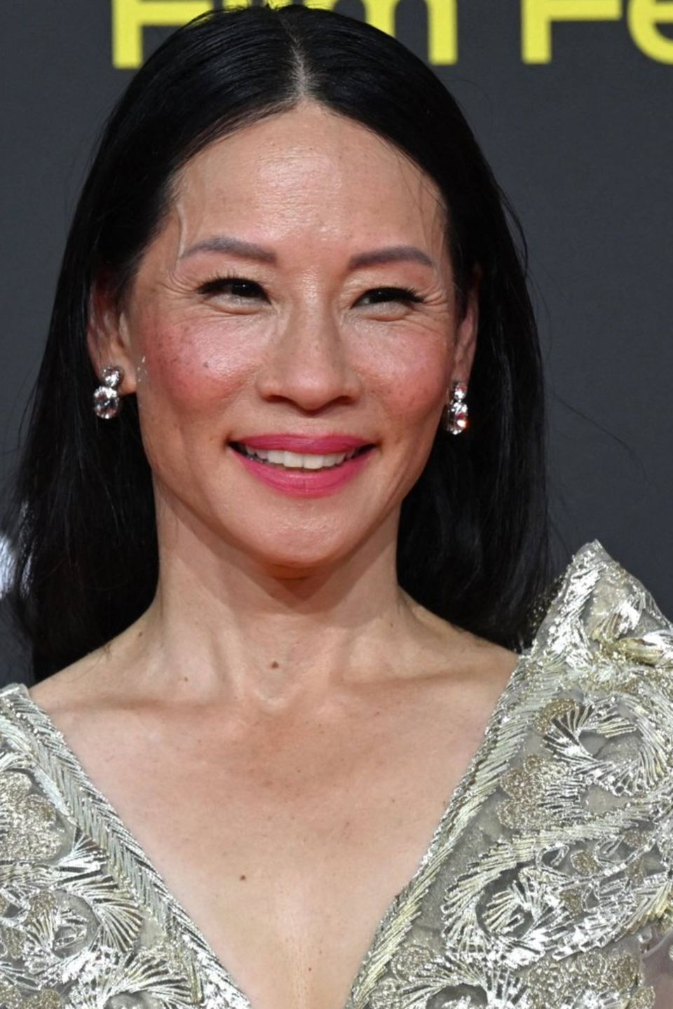 Qora yigit juda jingalak qizni katta xoroz bilan sikadi