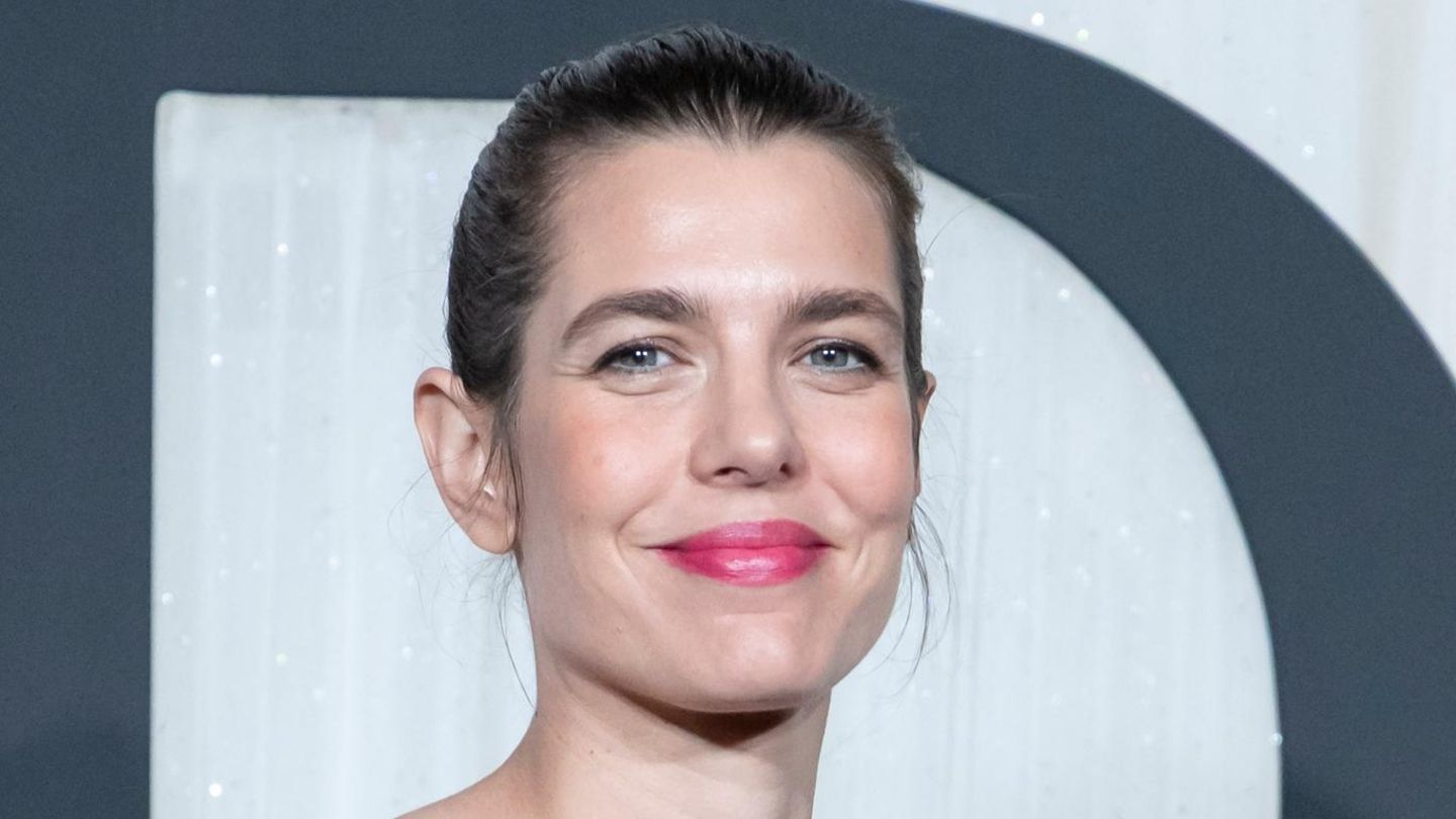 Fashion-Looks-Funkelnd-er-ffnet-Charlotte-Casiraghi-die-Pariser-Tanzsaison