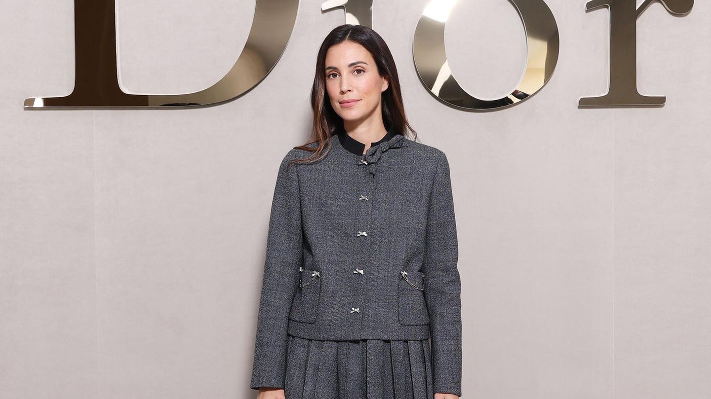 Adelige-Fashionistas-Sie-l-sst-sich-die-wichtigste-Show-der-Saison-nicht-entgehen