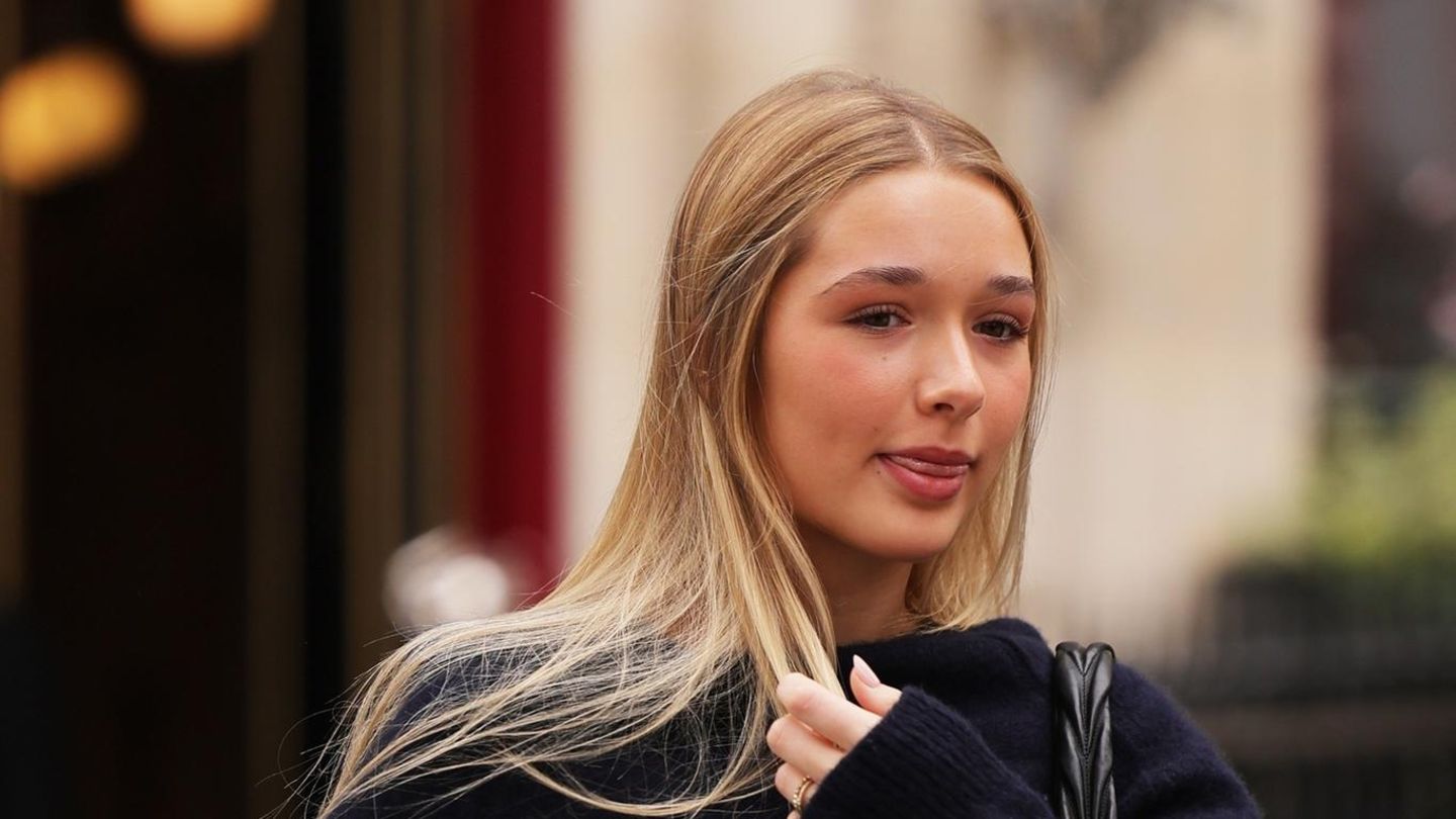 Modische-Minis-Harper-Beckham-schnuppert-Fashion-Week-Luft