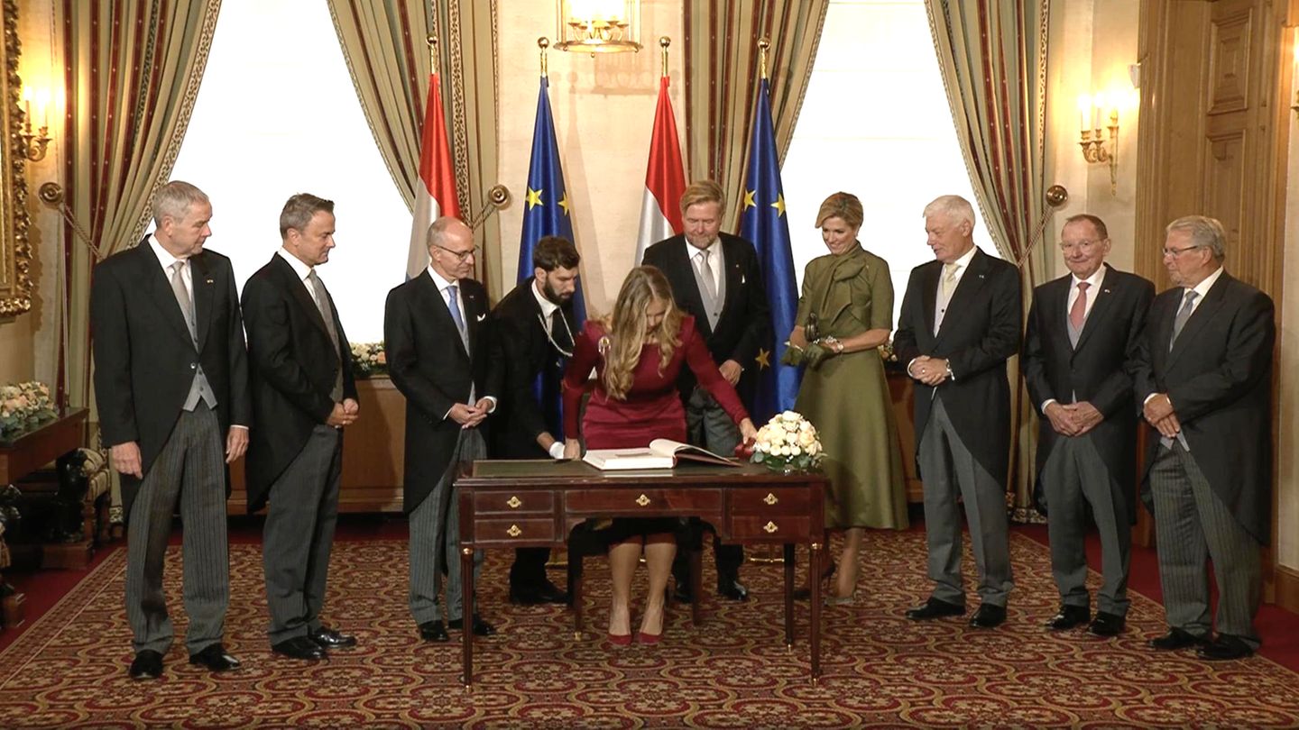 Prinzessin-Amalia-Willem-Alexander-kann-sich-Geste-gegen-ber-Amalia-nicht-verkneifen