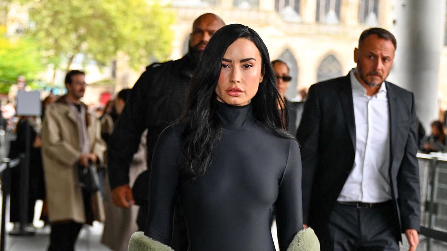 Demi Lovato: Im sexy Bodysuit erobert sie die Paris Fashion Week