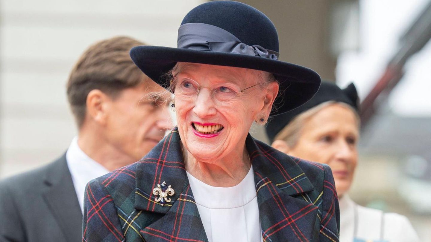 Bedeutsame-Accessoires-der-Royals-K-nigin-Margrethe-zollt-mit-diesem-Schmuckst-ck-ihrer-verstorbenen-Mutter-Tribut