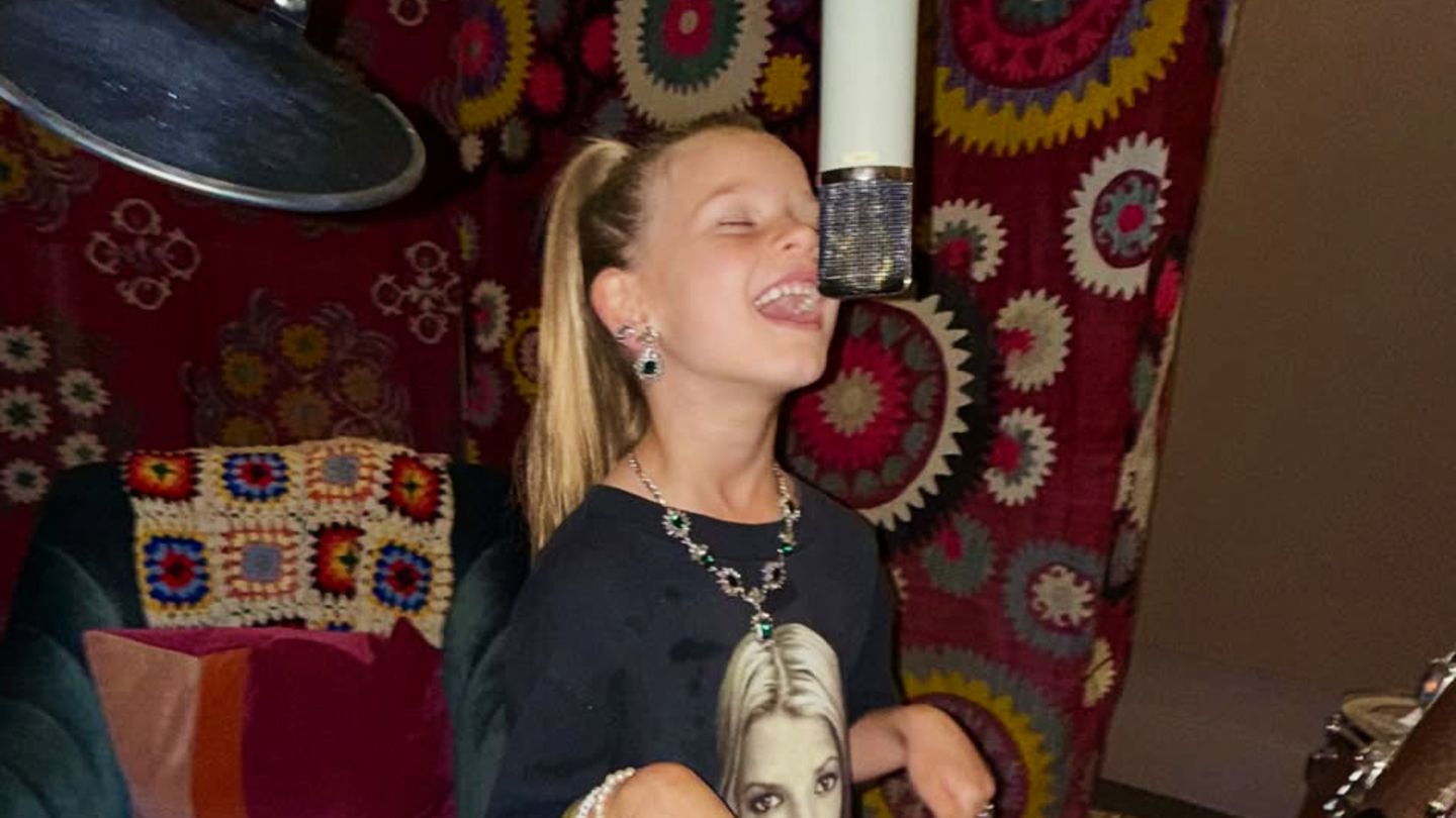 Promis-in-Fan-Shirts-Tochter-Birdy-ist-ihr-gr-ter-Fan-