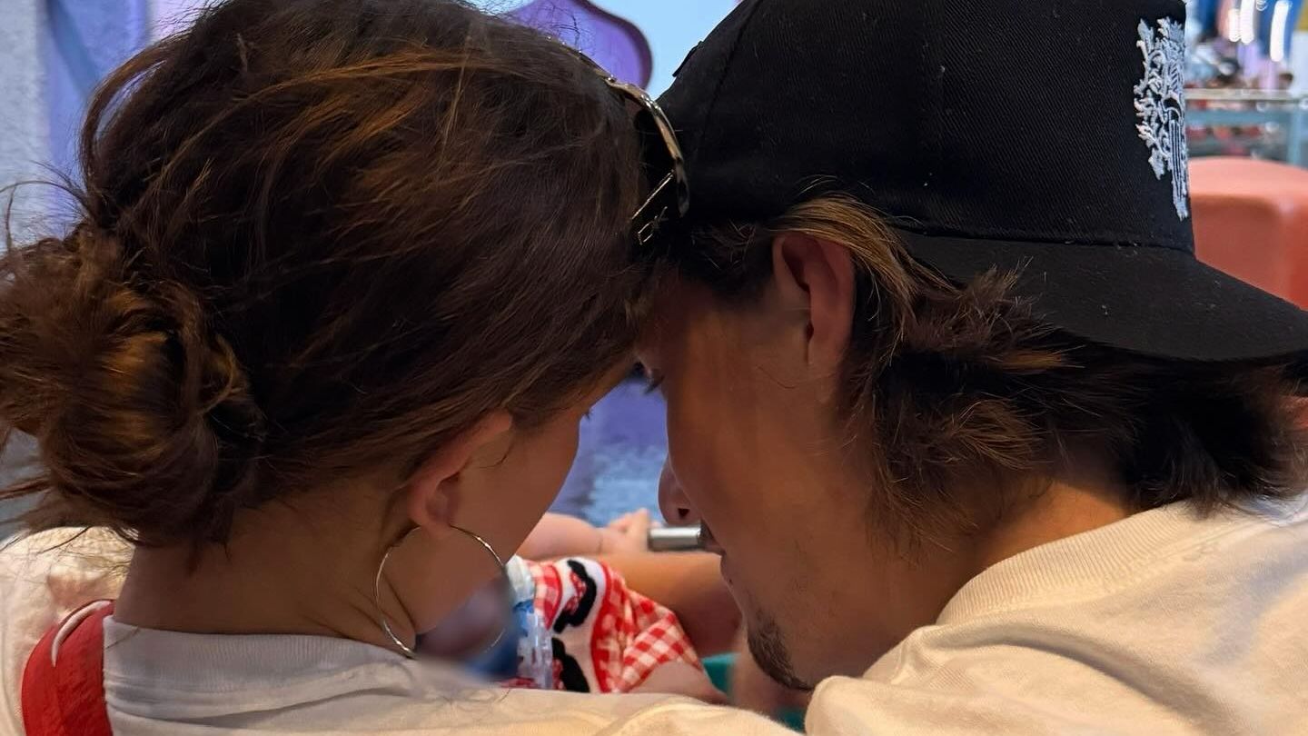 Millie-Bobby-Brown-Jake-Bongiovi-Versteckter-erster-Blick-auf-ihr-Baby