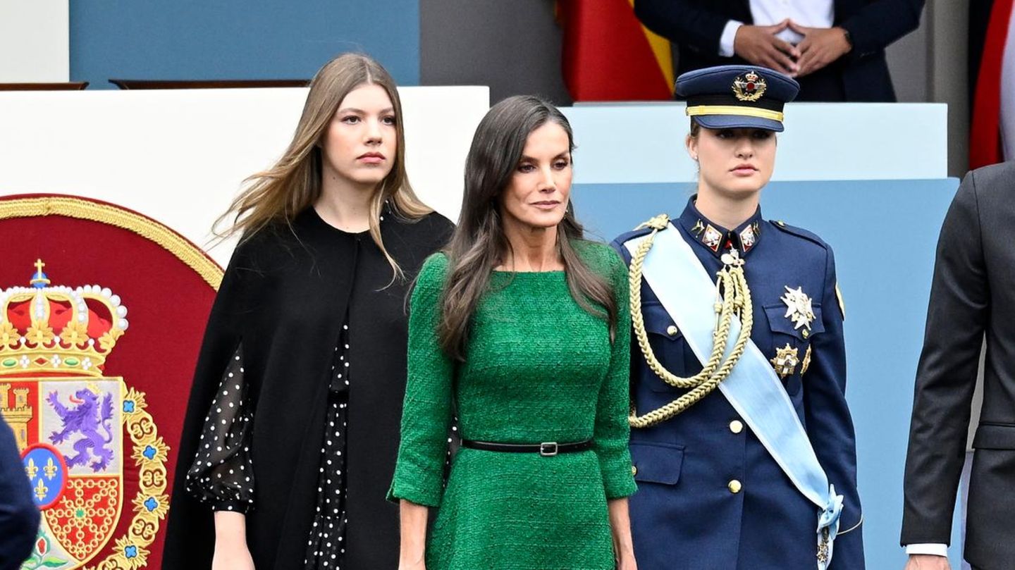 Nationalfeiertag-in-Spanien-3-Details-die-bei-Sof-as-Letizias-und-Leonors-Outfits-auffallen