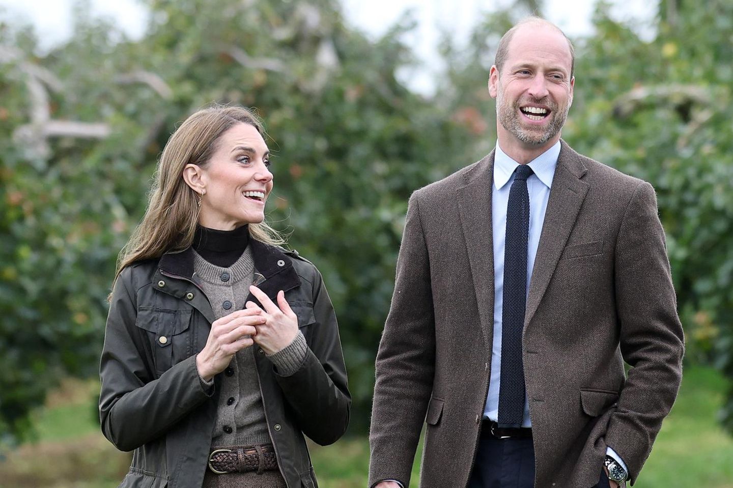 Catherine, Princess of Wales + Prinz William: Kate und William stehen