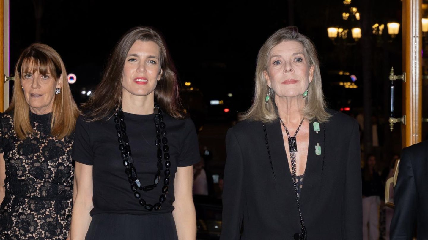 fashion-looks-im-all-black-look-feiert-sie-das-comeback-der-statement-kette