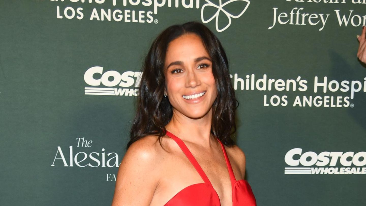 Herzogin-Meghan-Beim-Tennistunier-strahlt-Herzogin-Meghan-mit-ihrem-Look-um-die-Wette