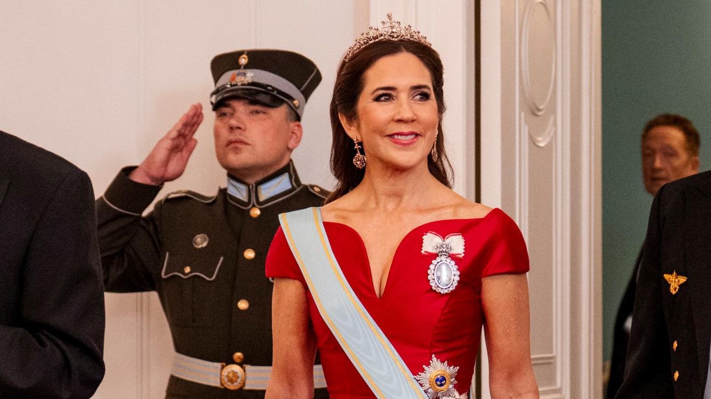 Royaler-Schmuck-Ihr-Staatsbankett-Diadem-hat-gleich-zwei-eindrucksvolle-Funktionen