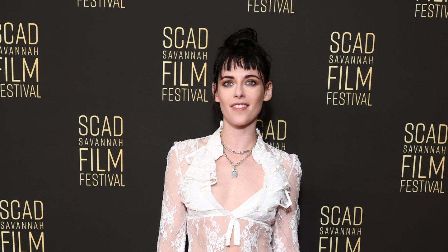 Nackt-Kleider-Kristen-Stewart-verf-hrt-Fans-mit-Nackt-Kleid