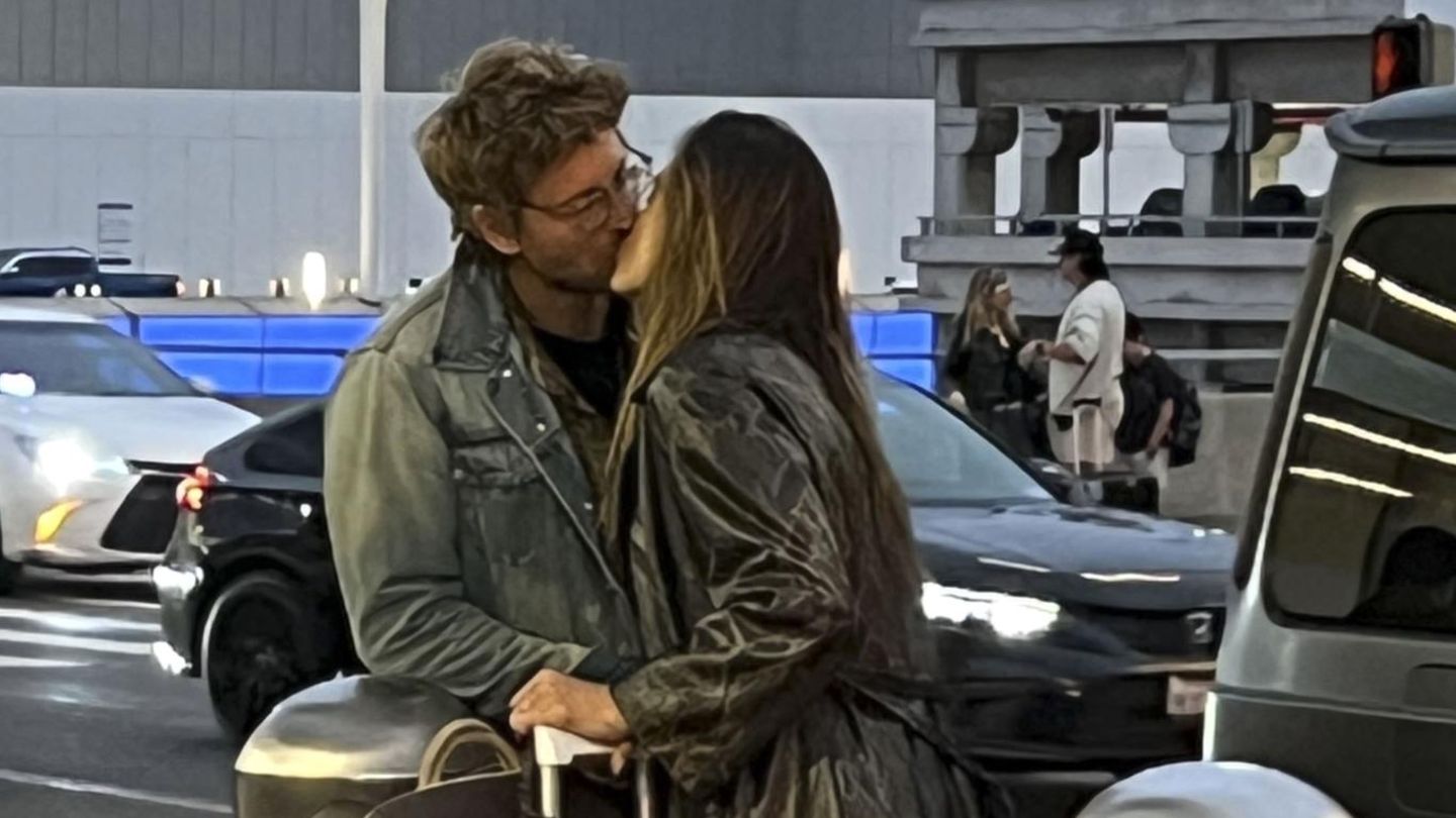 Promi-K-sse-Endlich-wieder-vereint-Model-knutschend-am-Flughafen-gesichtet