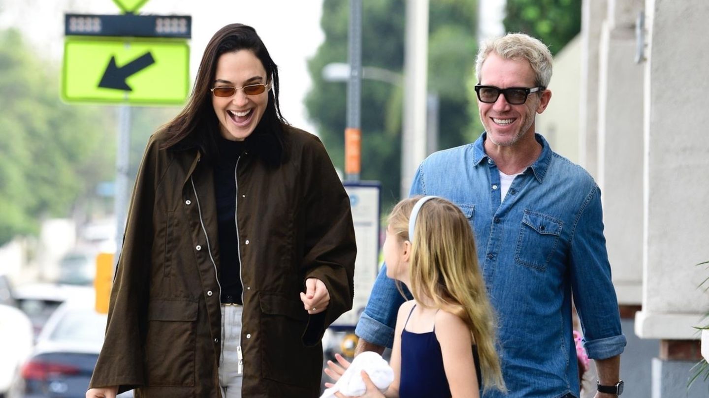 Spotted-Gal-Gadot-genie-t-Einkaufsbummel-mit-ihren-Liebsten