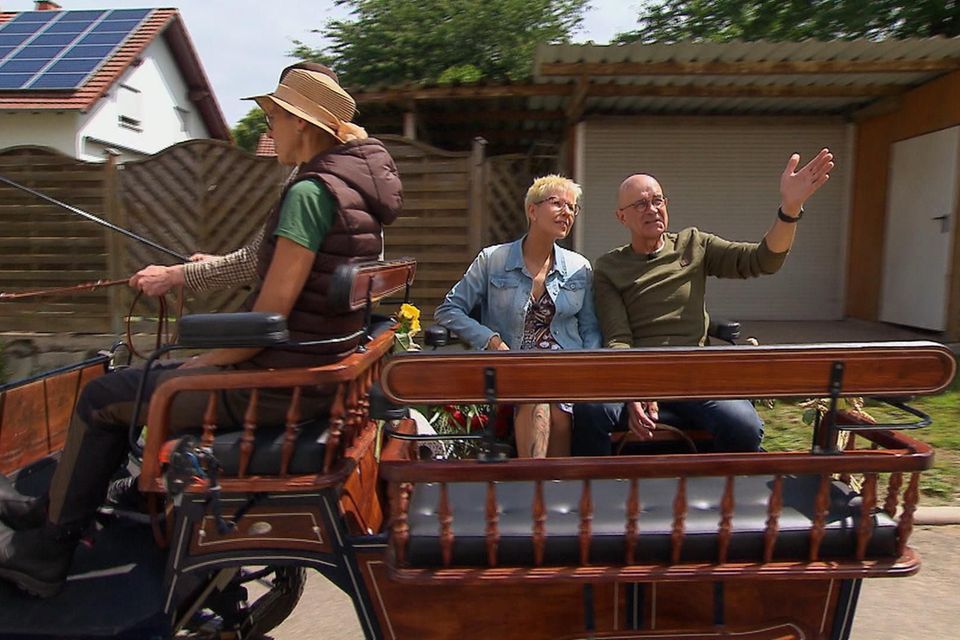 Herbert lädt Carola auf seinen Hof ein.