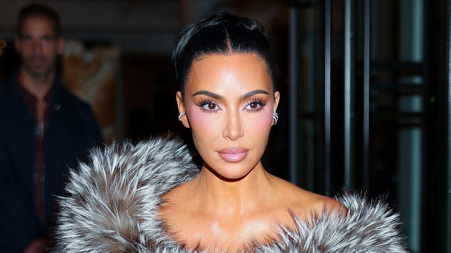 Nur-mit-Bodypainting-verziert-Kim-Kardashian-zeigt-sich-auf-neuesten-Fotos-komplett-h-llenlos