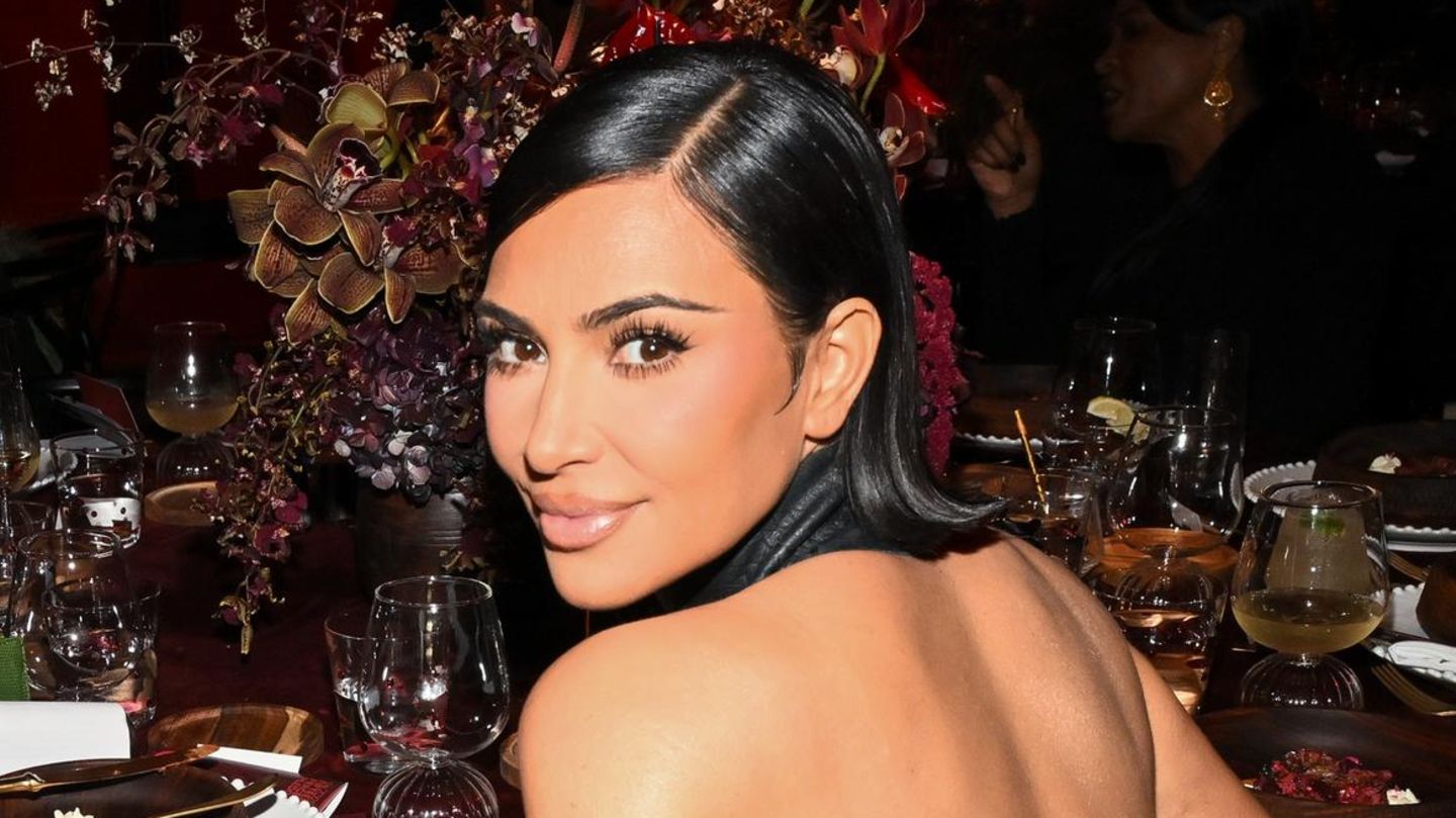Kim Kardashian Zeigt Sich Auf Neuesten Fotos Komplett H llenlos GALA de kim-kardashian-zeigt-sich-auf-neuesten-fotos-komplett-h-llenlos-gala-de
