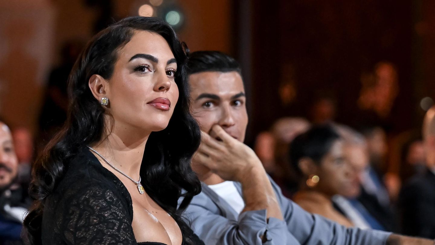 Cristiano-Ronaldo-So-unromantisch-hat-Cristiano-Ronaldo-um-Georginas-Hand-angehalten