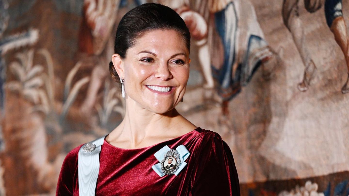 Royaler-Terminkalender-2025-Bei-Victorias-Auftritt-r-ckt-die-Auszeichnung-in-den-Hintergrund