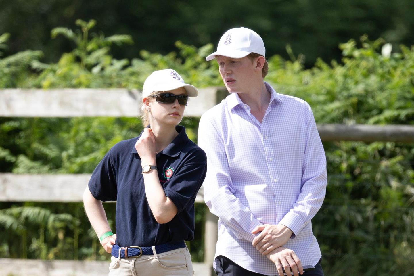 Lady Louise Windsor Mit Besonderem Begleiter Am Remembrance Sunday lady-louise-windsor-mit-besonderem-begleiter-am-remembrance-sunday