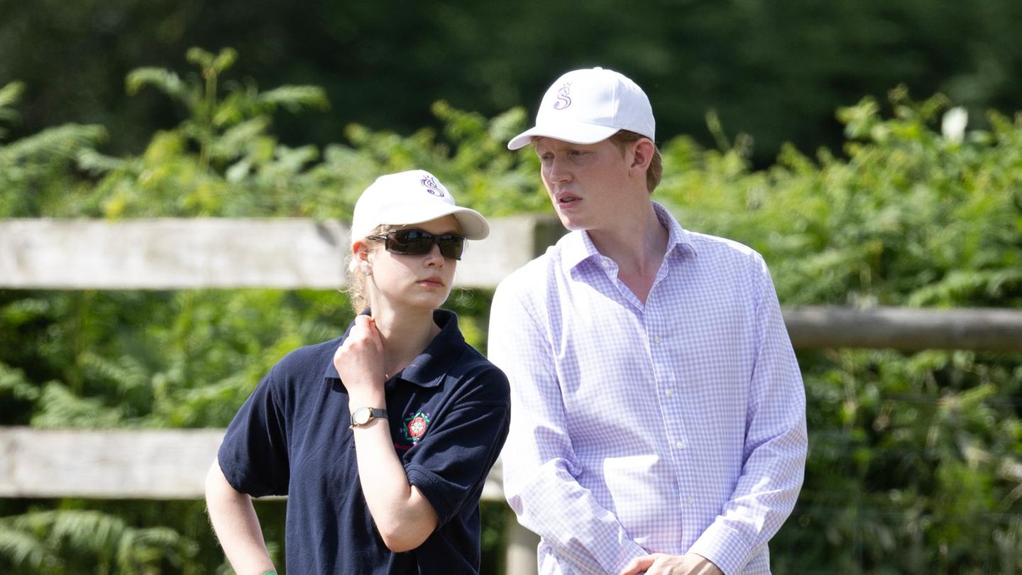 Lady-Louise-Windsor-Lady-Louise-Windsor-mit-besonderem-Begleiter-am-Remembrance-Sunday-gesichtet