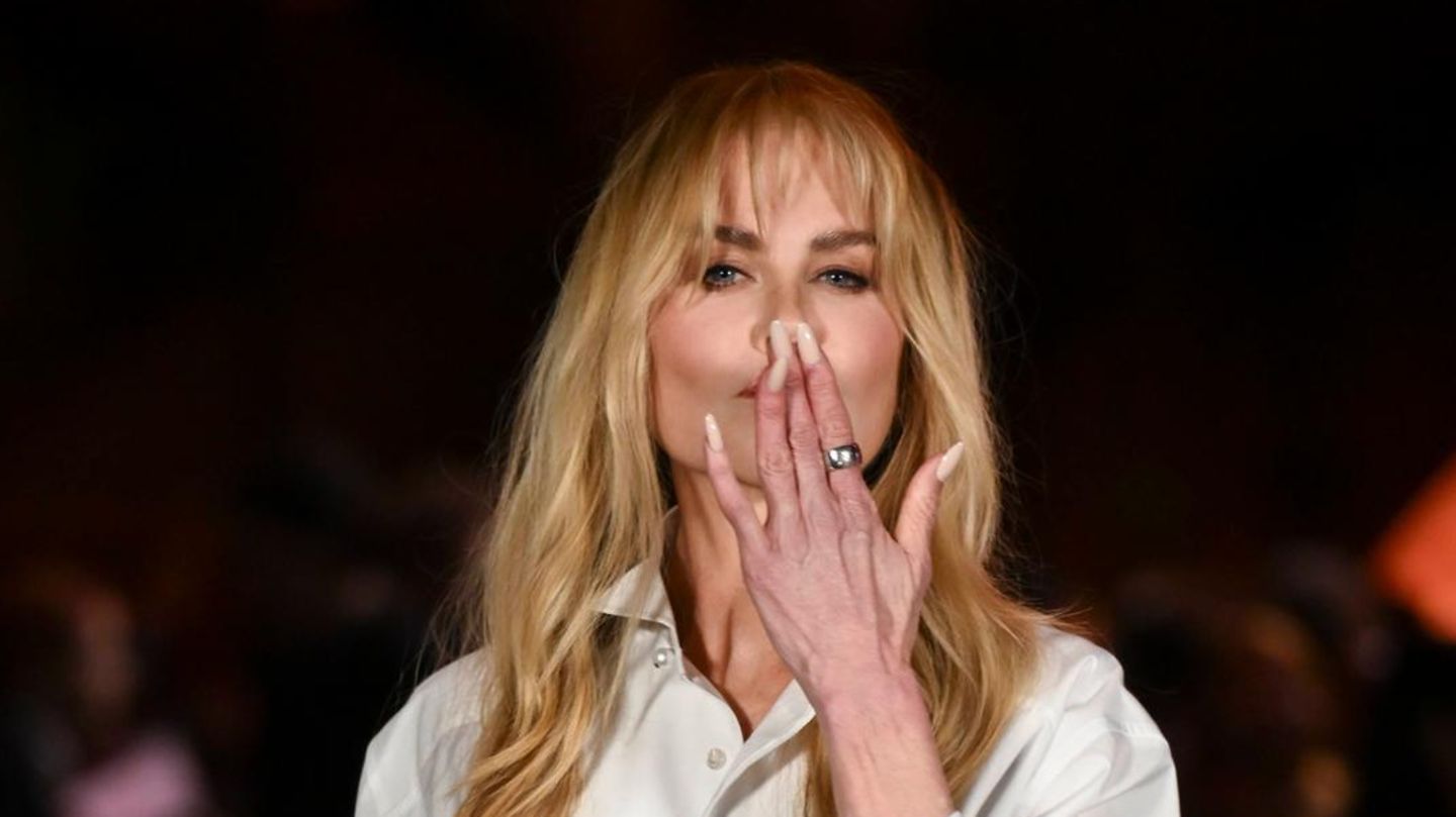 Nicole-Kidman-Nicole-Kidman-posiert-mit-anz-glichem-Accessoire