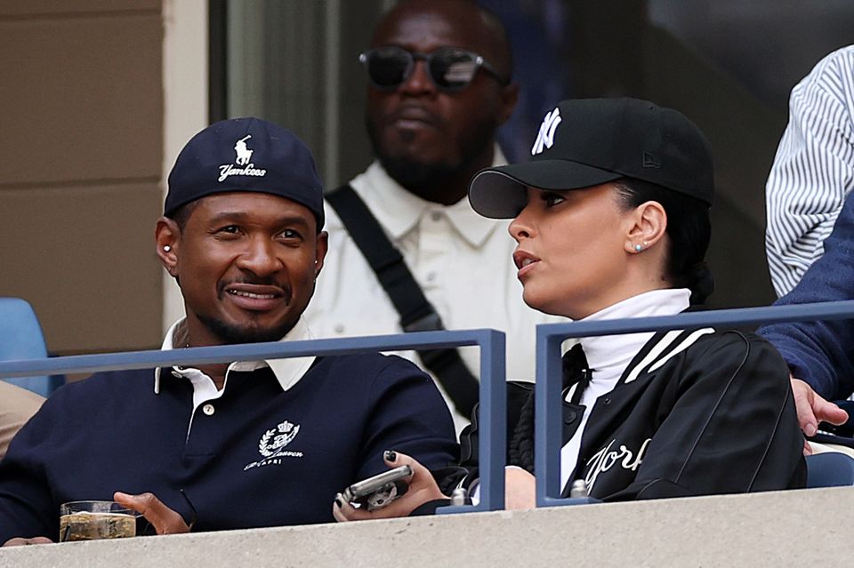 Usher und seine Ehefrau Jennifer Goicoechea bei den US Open am 8. September 2024 in New York City.