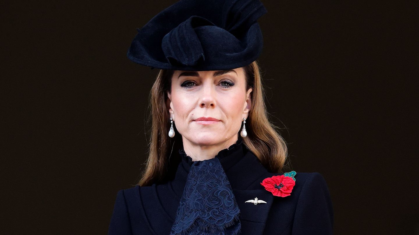 Bedeutsame-Accessoires-der-Royals-Ihre-Poppy-Brosche-ist-ein-ganz-besonderes-Schmuckst-ck-nicht-nur-preislich-