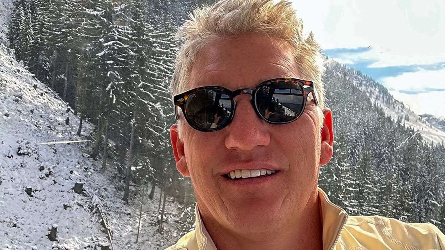 sonnenbrillen-mit-neuem-selfie-macht-er-seine-vorfreude-deutlich