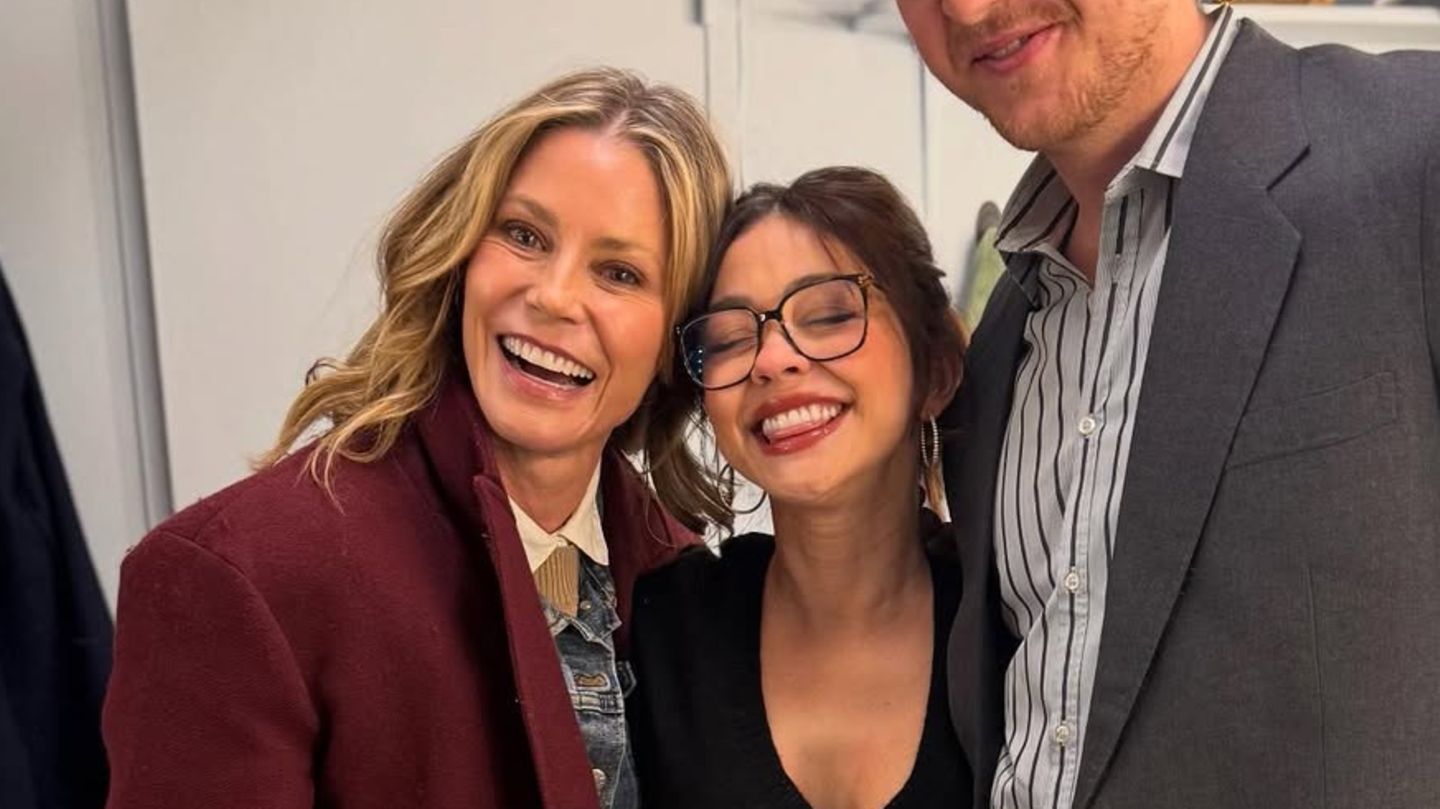 Star-Reunion-Julie-Bowen-k-nnte-kaum-stolzer-sein-auf-ihre-Tochter-