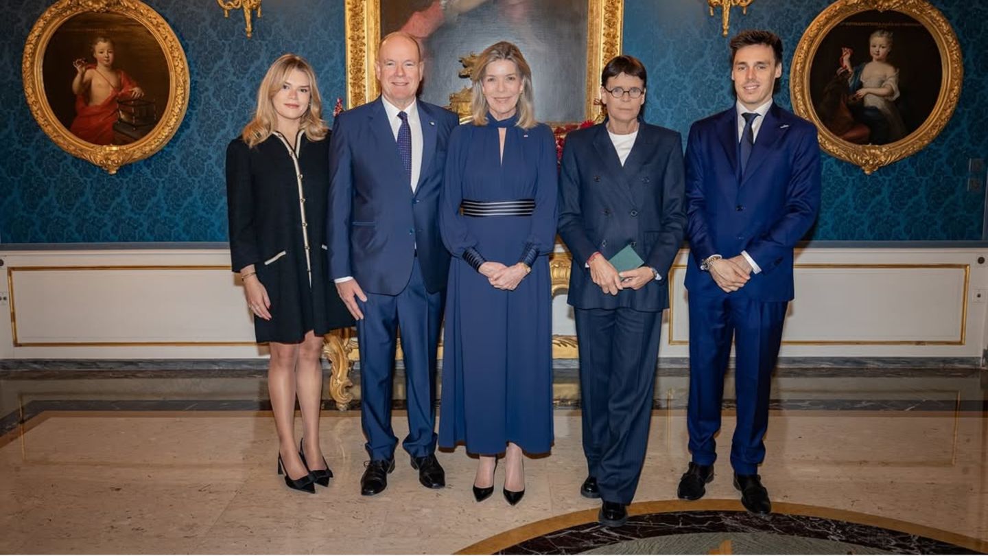 Royale-Looks-Prinzessin-St-phanie-erh-lt-Ehre-und-Familie-sendet-starkes-Signal