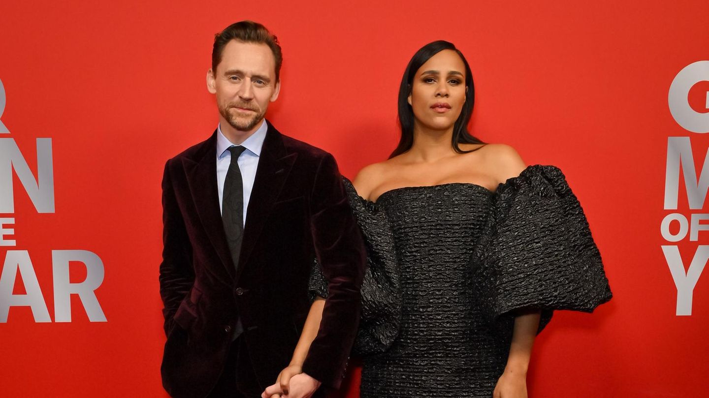 Couple-Looks-Auf-Red-Carpet-dr-ckt-Tom-Hiddleston-die-Hand-seiner-Verlobten-ganz-fest