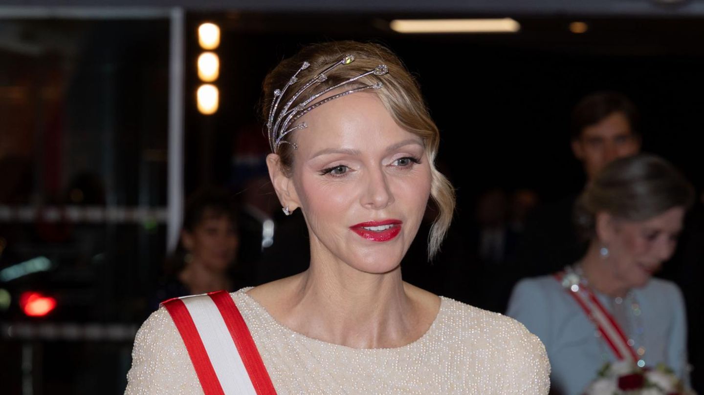 F-rstin-Charl-ne-Die-Form-ihres-Diadems-weist-eine-ganz-besondere-Verbindung-zu-ihr-auf