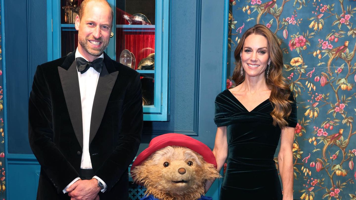 Prince-Princess-of-Wales-William-und-Kate-treffen-Paddington-B-r-mit-einem-Haken