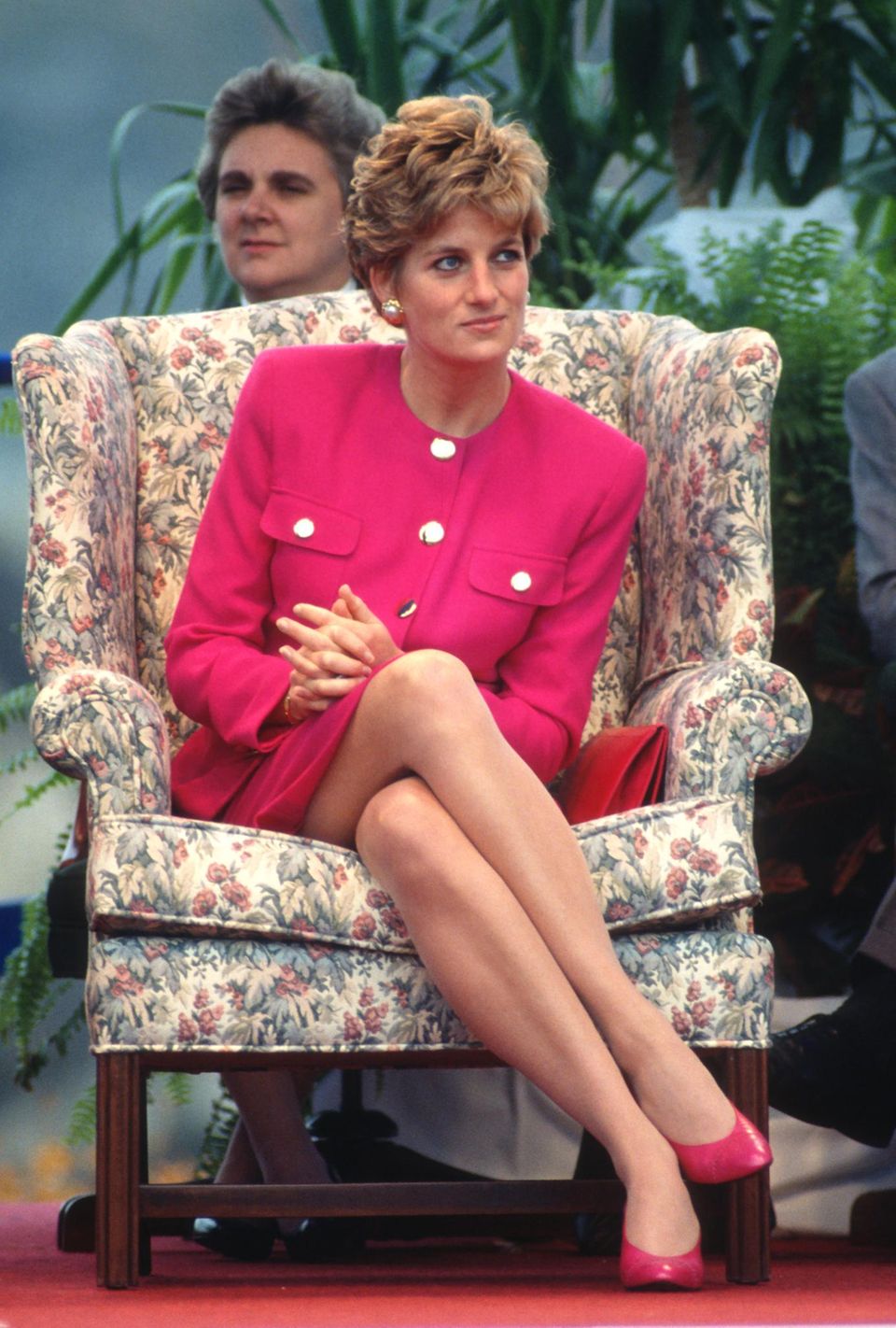 Lady Diana in einem pinken Ensemble von Paul Costelloe während eines Kanada-Besuchs 1991.