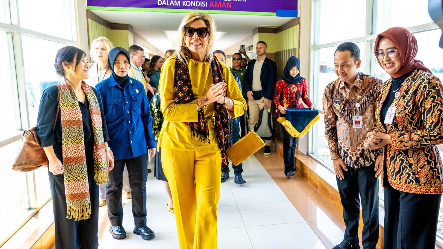 K-nigin-M-xima-K-nigin-M-xima-macht-die-Gangway-zum-Runway