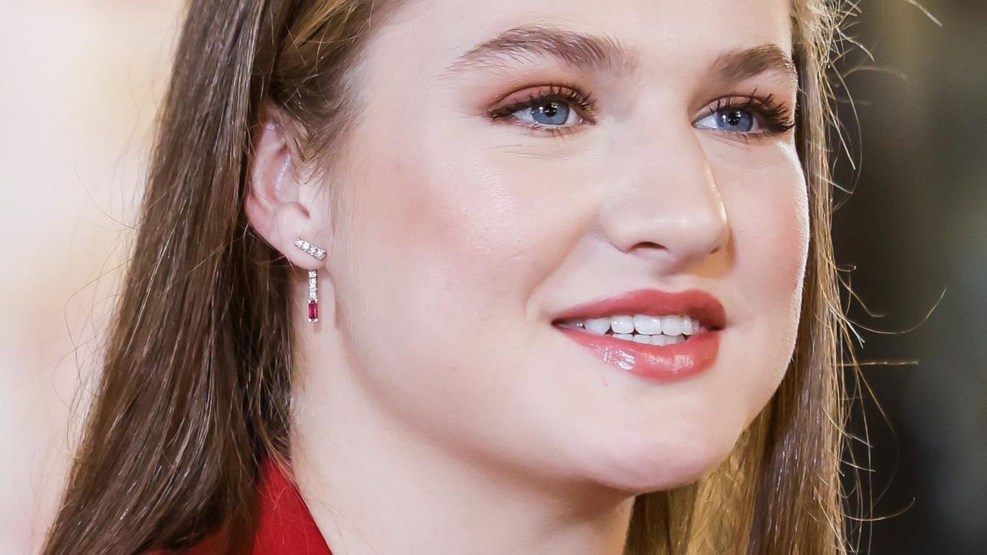 Bedeutsame-Accessoires-der-Royals-Fotos-beweisen-Sie-bedient-sich-an-der-Schmuckschublade-ihrer-Mutter